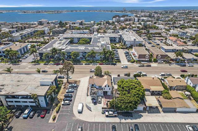 3943 Ingraham St, San Diego CA: https://media.crmls.org/mediaz/3dd55919-1f07-4b85-b482-eb397f72a83a.jpg