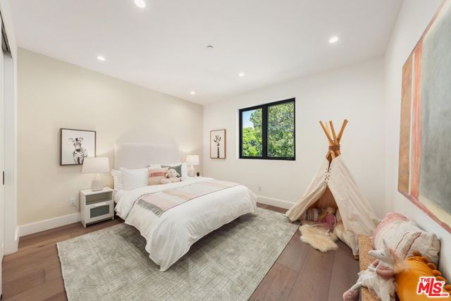 1213 Pine Street, Santa Monica CA: https://media.crmls.org/mediaz/3dd55a86-16a7-45d3-8469-8b16ba93938e.jpg
