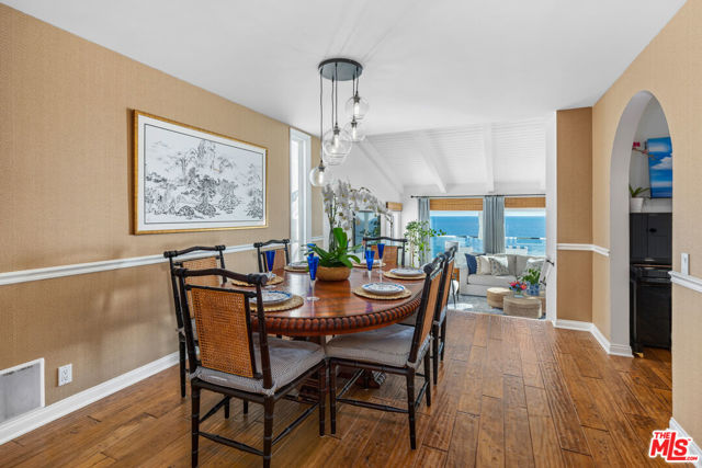 31658 Broad Beach Road, Malibu CA: https://media.crmls.org/mediaz/3dd5d6d1-87ab-41a2-b486-17ff0f8c4972.jpg