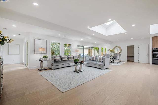 41511 Chadbourne Dr, Fremont CA: https://media.crmls.org/mediaz/3dd5e8fe-2c41-40e4-9af2-d978c44362cb.jpg
