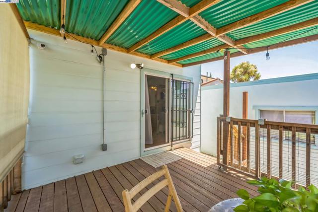 7525 Circle Hill Dr, Oakland CA: https://media.crmls.org/mediaz/3dd6fc6f-849a-41ad-b4ba-54fe781cb6c0.jpg