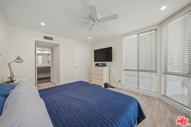 8530 Holloway Drive, West Hollywood CA: https://media.crmls.org/mediaz/3dd774dd-f0eb-40ce-9172-8b3a768ff3e0.jpg
