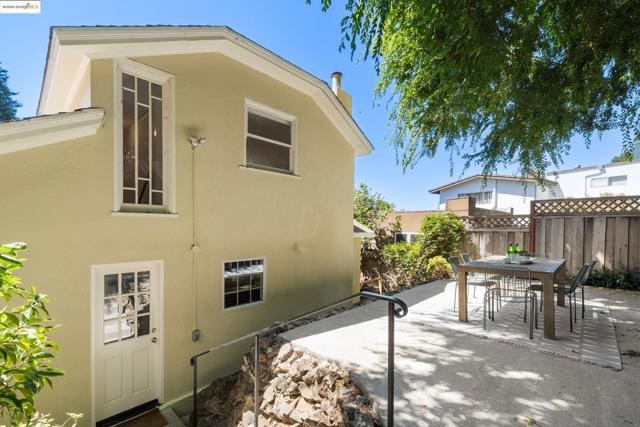 6314 Broadway Ter, Oakland CA: https://media.crmls.org/mediaz/3dd7a711-ad4d-4aba-90c5-caeaffc4fc47.jpg