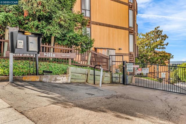 16411 Saratoga St, San Leandro CA: https://media.crmls.org/mediaz/3dd86c4c-0ab2-4019-bafb-c5ae44874780.jpg