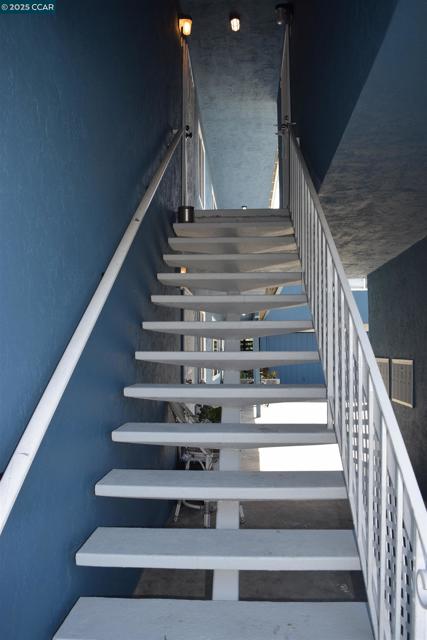 2518 Manchester Ave, San Pablo CA: https://media.crmls.org/mediaz/3dd8719a-1b50-46ef-96d1-3d1c5b39cfc2.jpg
