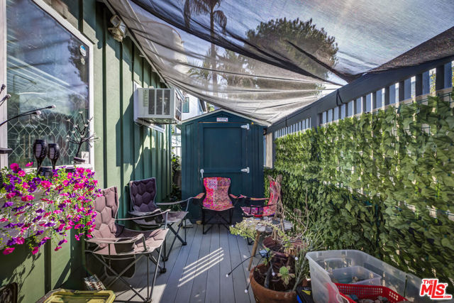 122 Thornton Place, Venice CA: https://media.crmls.org/mediaz/3dd8f77e-1552-40dd-bb96-6944566b5264.jpg