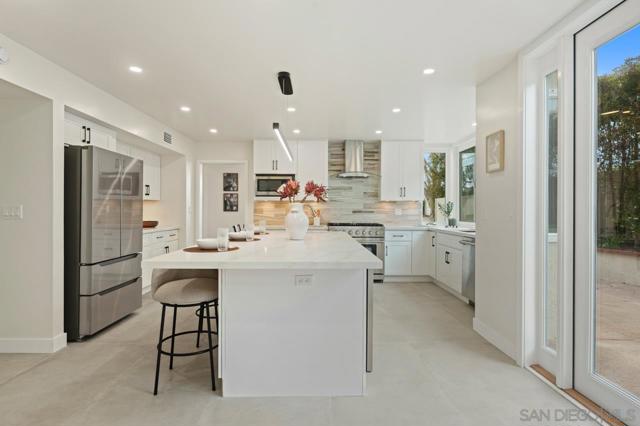 8206 Caminito Lacayo, La Jolla CA: https://media.crmls.org/mediaz/3dd99f3b-2cc9-4956-ac9b-7fff5d62e4f0.jpg