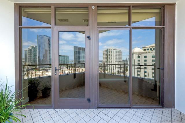 700 W Harbor Dr, San Diego CA: https://media.crmls.org/mediaz/3ddc62bb-b0df-4da3-905e-86a30c9aed57.jpg
