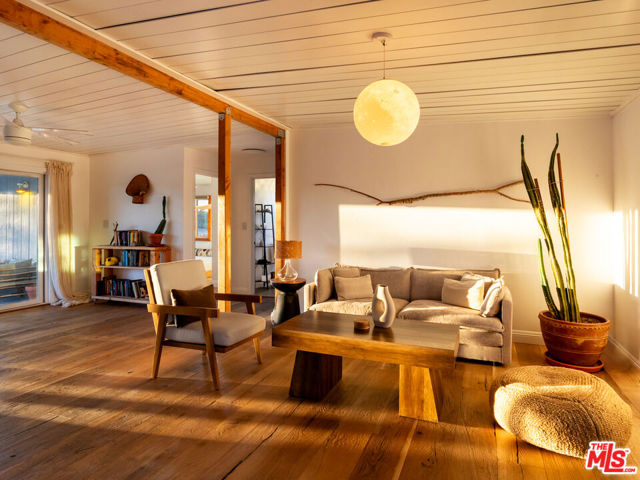 2724 Stonehill Avenue, Joshua Tree CA: https://media.crmls.org/mediaz/3ddd1b21-487a-4515-88ad-bb5c43b22df8.jpg