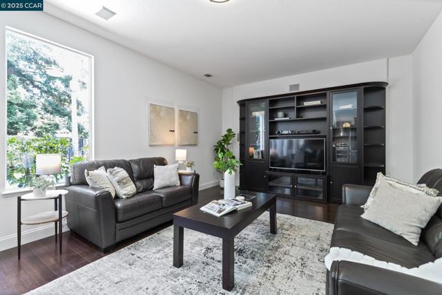 631 Summerwood Dr, Brentwood CA: https://media.crmls.org/mediaz/3ddea621-2774-4cdc-979a-f46a760c952c.jpg
