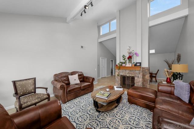 94 Kingston Ct W, Coronado CA: https://media.crmls.org/mediaz/3ddffc7f-4ccd-4666-a7fa-4dffda5aca1e.jpg