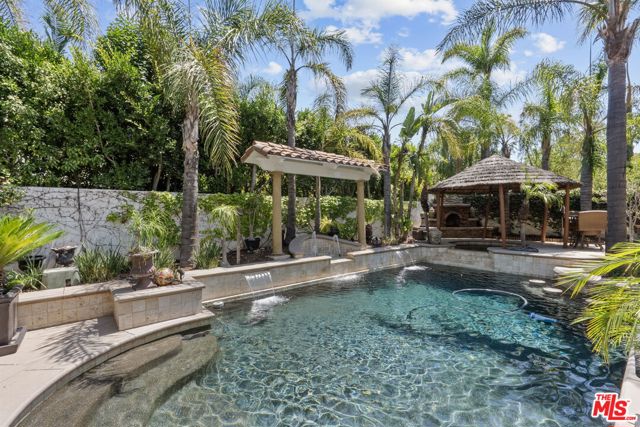638 Oak Tree Court, Simi Valley CA: https://media.crmls.org/mediaz/3de0f53b-4897-4ff1-ae41-68aff53e75b0.jpg
