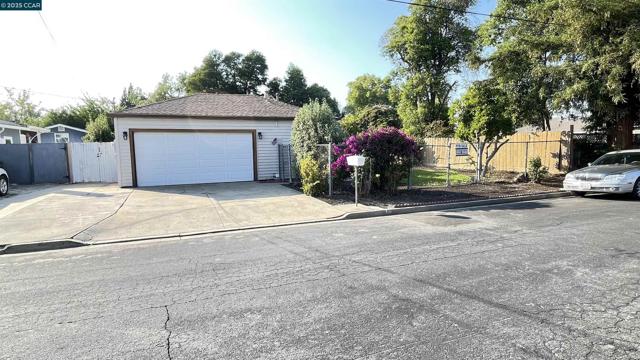 3655 Granzotto Dr, Concord CA: https://media.crmls.org/mediaz/3de1f3cd-0125-4685-8d8b-d89e62c2c57b.jpg