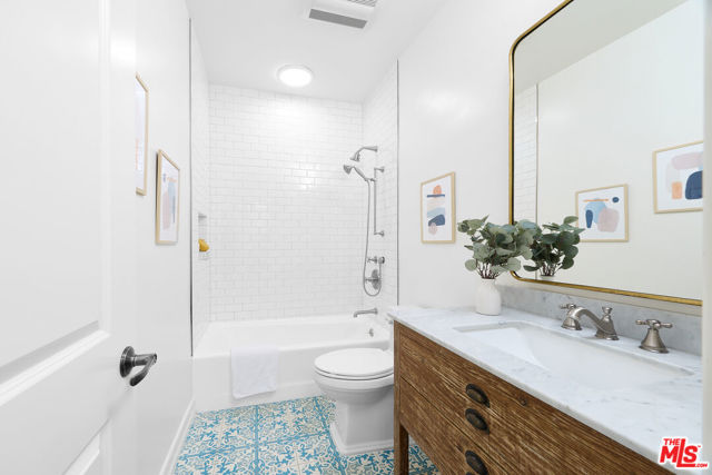 713 9th Street, Santa Monica CA: https://media.crmls.org/mediaz/3de28e88-c517-46a7-ba31-e7243fd634f2.jpg