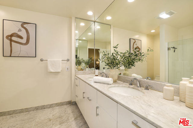 11939 Gorham Avenue, Los Angeles CA: https://media.crmls.org/mediaz/3de2c87c-7693-4340-94fa-098cb7ea68d2.jpg