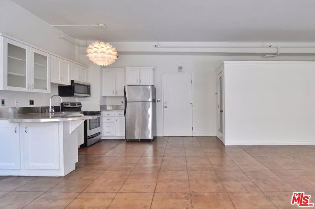 215 W 7th Street, Los Angeles CA: https://media.crmls.org/mediaz/3de36bb1-f44d-4451-98be-87892347602a.jpg
