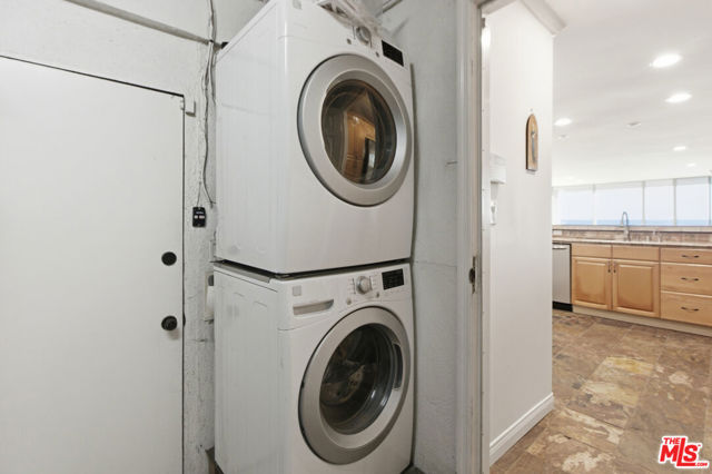 20456 Pacific Coast Highway, Malibu CA: https://media.crmls.org/mediaz/3de4e540-2814-4c2b-bfd9-01142ad0b888.jpg