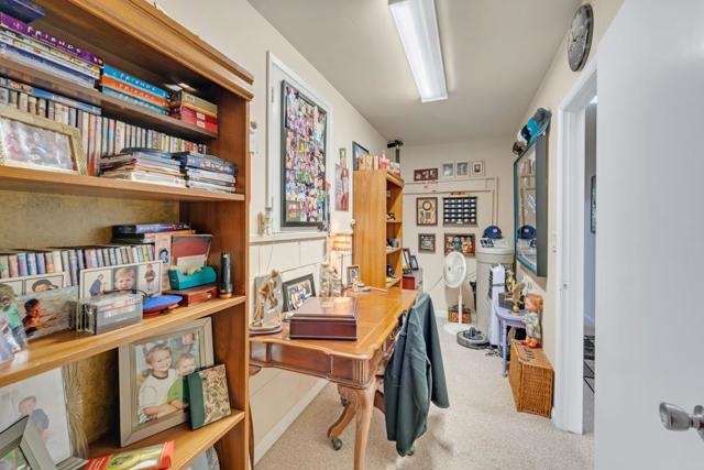6 Stratford Place, Monterey CA: https://media.crmls.org/mediaz/3de53da6-3677-46fa-af5e-d675bd539e93.jpg