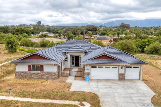 29527 Viking View Ln, Valley Center CA: https://media.crmls.org/mediaz/3de54cbd-cdbc-4bd8-aa99-ce614718c54c.jpg