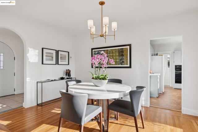 608 Colusa Ave, Berkeley CA: https://media.crmls.org/mediaz/3de5b280-5585-4cd9-a26d-d646ce610609.jpg