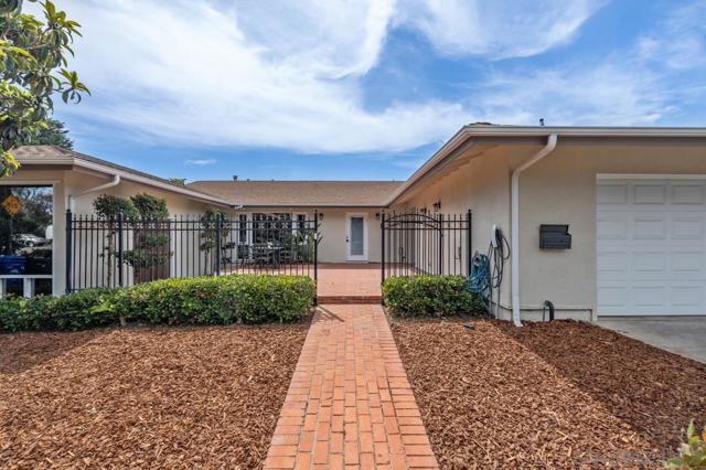8874 La Jolla Scenic Dr N, La Jolla CA: https://media.crmls.org/mediaz/3de7156b-fe94-4c46-a083-772e8db21dfa.jpg