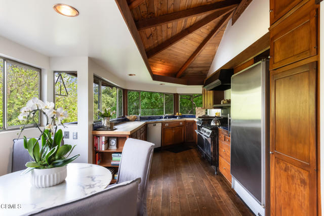 Detail Gallery Image 21 of 77 For 4254 Chevy Chase Dr, La Canada Flintridge,  CA 91011 - 6 Beds | 4 Baths