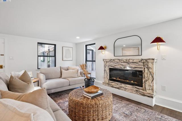 1728 Cambridge Dr, Alameda CA: https://media.crmls.org/mediaz/3de7cfc7-29c2-4bf8-b830-90441617f42e.jpg