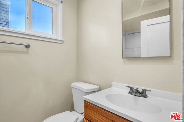 5137 1/2 Reynier Avenue, Los Angeles CA: https://media.crmls.org/mediaz/3de89ace-af05-4956-bb30-3c282cdf606f.jpg