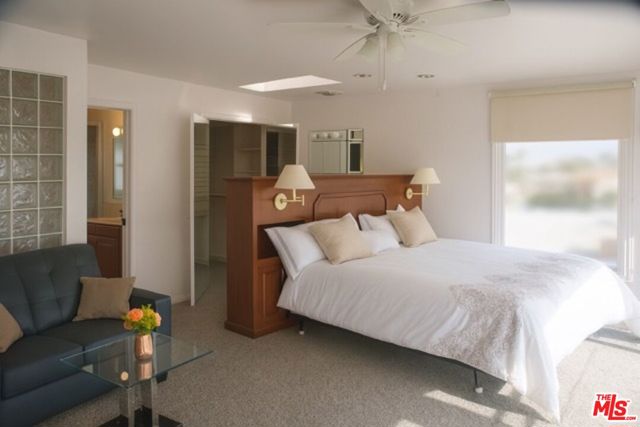 10 30th Avenue, Venice CA: https://media.crmls.org/mediaz/3de8cd72-f1ae-4a56-a950-2c7d98a513a3.jpg