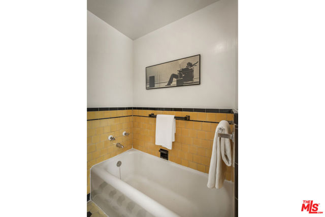 2316 Kenilworth Avenue, Los Angeles CA: https://media.crmls.org/mediaz/3de8eef5-ab2e-4529-891b-f51ba5137cc4.jpg