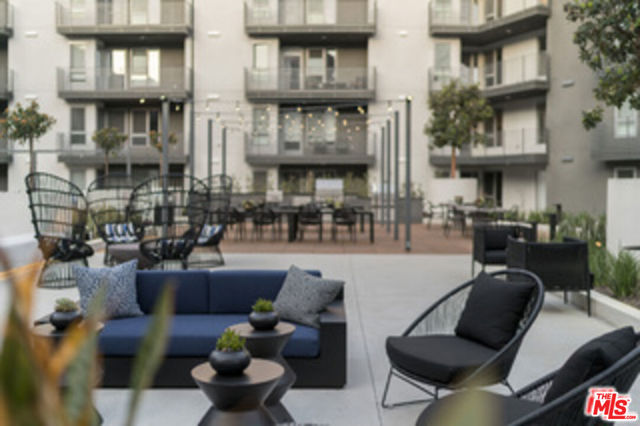 3425 W OLIVE Avenue, Burbank CA: https://media.crmls.org/mediaz/3de9680c-0c0e-4e10-aefa-fbca111417dd.jpg