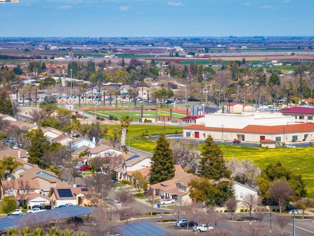 115 Lemon Blossom Ln, Patterson CA: https://media.crmls.org/mediaz/3de9e2ae-f2ab-4ffb-a406-b23653a3723d.jpg