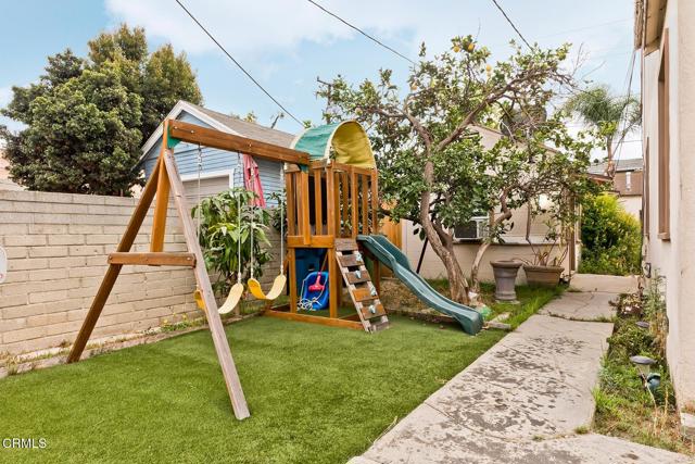 426 W Arbor Vitae Street, Inglewood CA: https://media.crmls.org/mediaz/3dea3079-c62d-474e-8c20-af4d4e419f04.jpg