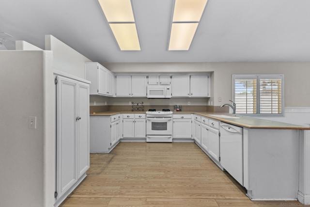 39493 Diego dr, Temecula CA: https://media.crmls.org/mediaz/3dea38db-cc20-450e-9649-a44fee377528.jpg