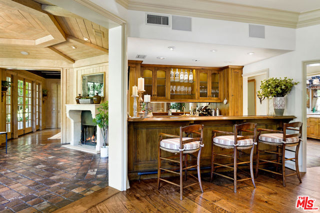 130 S LAYTON Drive, Los Angeles CA: https://media.crmls.org/mediaz/3deb29cb-dd75-49b1-9aa6-0572ecbf13a9.jpg