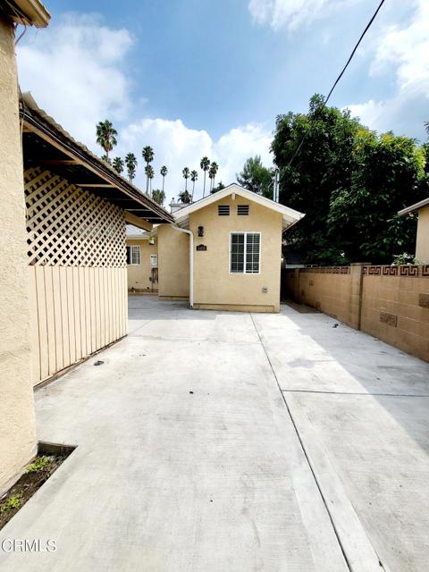4406 Toland Way, Los Angeles CA: https://media.crmls.org/mediaz/3debe0c9-f071-4790-badd-a5ac2cbde66b.jpg