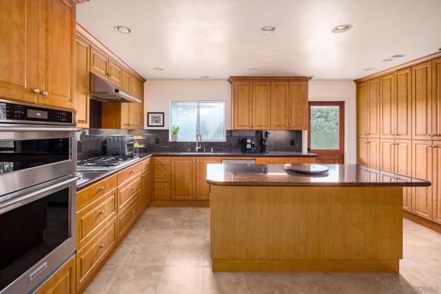 1444 Rodeo Dr, La Jolla CA: https://media.crmls.org/mediaz/3dec765e-836a-4ea4-babc-e5ddc19917cc.jpg