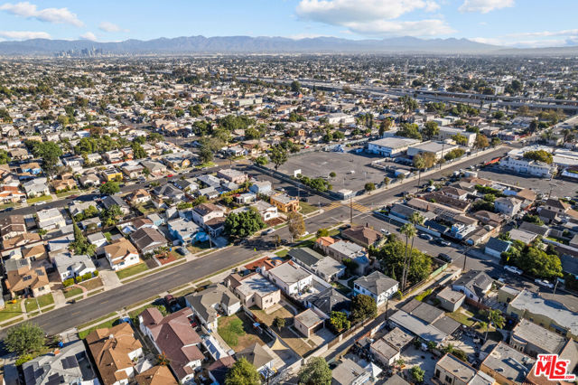 618 W 111th Place, Los Angeles CA: https://media.crmls.org/mediaz/3ded0bac-6717-4f3e-8869-348811c2979b.jpg