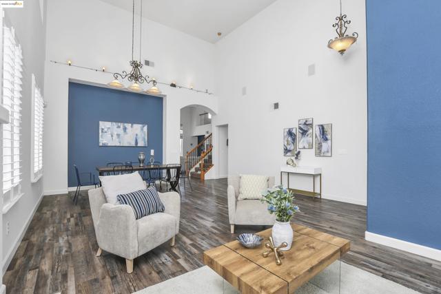 1212 landover, Brentwood CA: https://media.crmls.org/mediaz/3dee18de-5163-46af-a7ff-cb6eded9da09.jpg