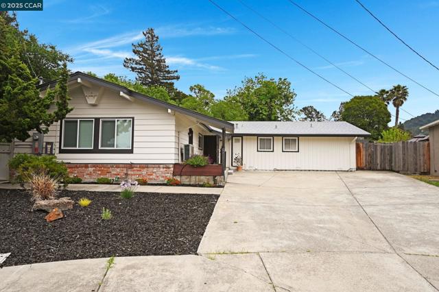 2326 Estrella Ct, Pinole CA: https://media.crmls.org/mediaz/3deea4d8-b056-4280-b7e5-82e8334d0819.jpg
