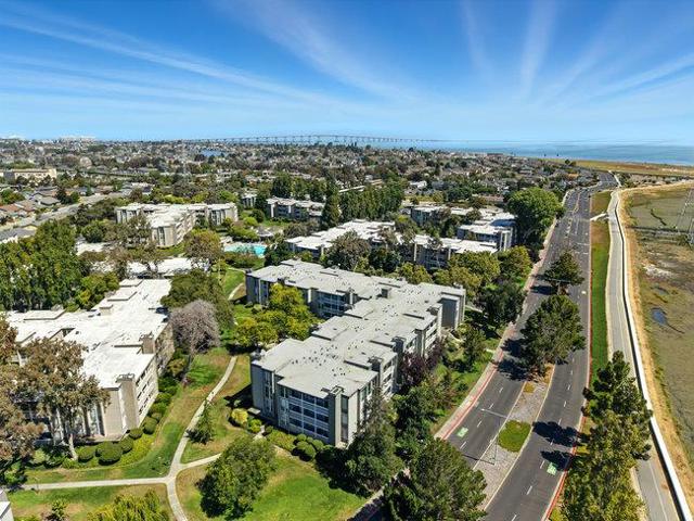 1051 Beach Park Boulevard, Foster City CA: https://media.crmls.org/mediaz/3defda95-daee-4314-98ef-c7cbec0ee6b5.jpg