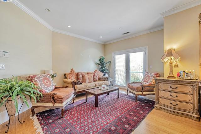 190 Pickering Ave, Fremont CA: https://media.crmls.org/mediaz/3defee8b-7e8d-4e06-9e58-10aaf26ba355.jpg