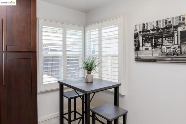 4103 Dickson Ct, Oakland CA: https://media.crmls.org/mediaz/3df13578-569e-4269-aa2e-cefeeb316319.jpg