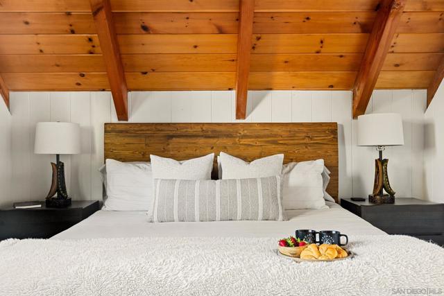 720 Buckingham Sq, Lake Arrowhead CA: https://media.crmls.org/mediaz/3df237e7-fb98-4c2f-9f31-8e6d1ce0837d.jpg