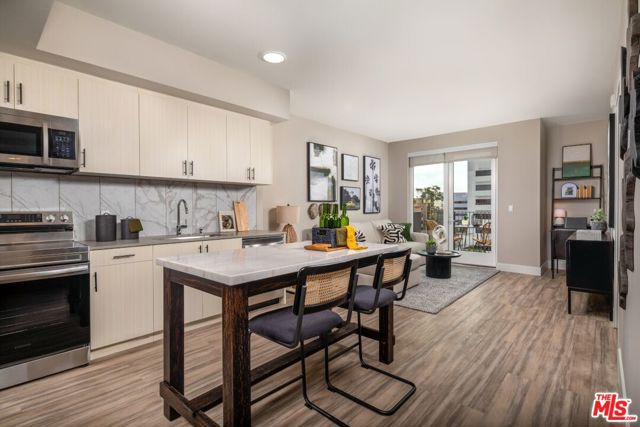 201 N La Brea Avenue, Inglewood CA: https://media.crmls.org/mediaz/3df27b4b-8ad2-494b-9dfa-886ac560feb3.jpg