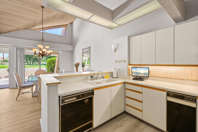 212 S Kavenish Drive, Rancho Mirage CA: https://media.crmls.org/mediaz/3df2d2a6-add2-4e2d-97b5-5f3b9bed3b71.jpg