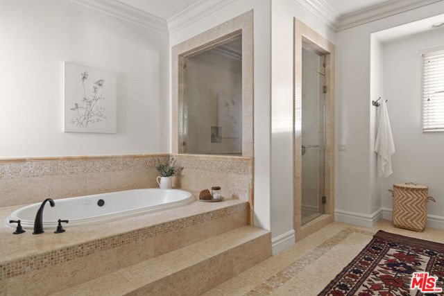 3697 Benedict Canyon Lane, Sherman Oaks CA: https://media.crmls.org/mediaz/3df34046-efa1-4541-b385-3617f2dd44e0.jpg