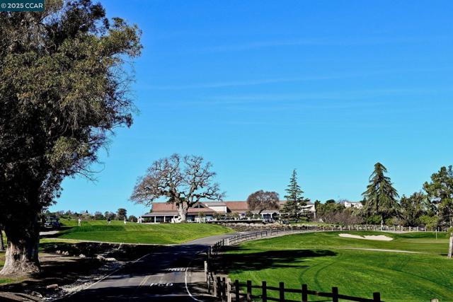 554 Golf Club Road, Pleasant Hill CA: https://media.crmls.org/mediaz/3df40555-3b51-4d24-9a6b-35b86de45be2.jpg