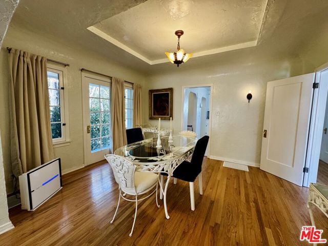 2128 Veteran Avenue, Los Angeles CA: https://media.crmls.org/mediaz/3df5100d-e6d6-478f-8e84-b2a1c314cdb7.jpg