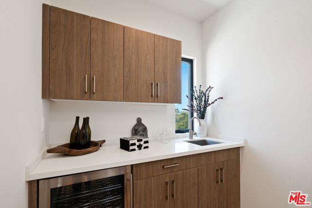 3807 S Verona Court, Los Angeles CA: https://media.crmls.org/mediaz/3df62291-a3b3-4ef2-a5bc-bde64e842d22.jpg